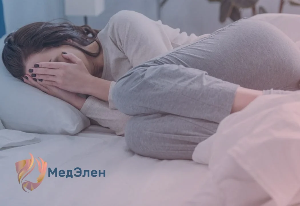 Девушка лежит на кровати