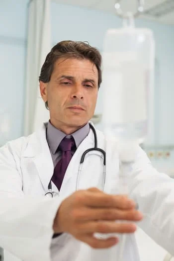 врач устанавливает капельницу